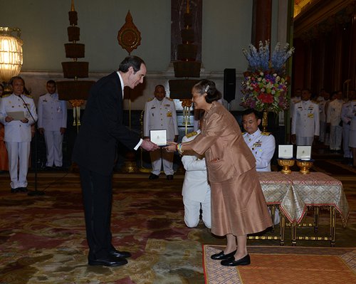 Brian Druker receives his award in Thailand for his CML research